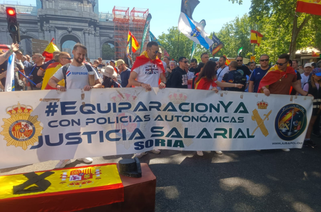 Manifestantes de Soria junto a la Puerta de Alcalá, aún en obras. @Jupol_Soria