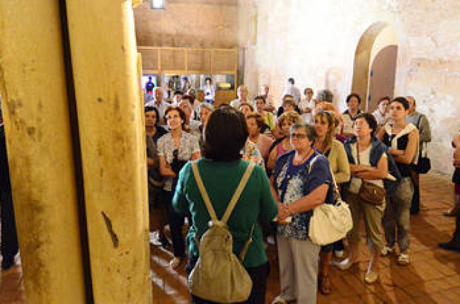 Turistas de visita en los Arcos de San Juan. / VALENTÍN GUISANDE-