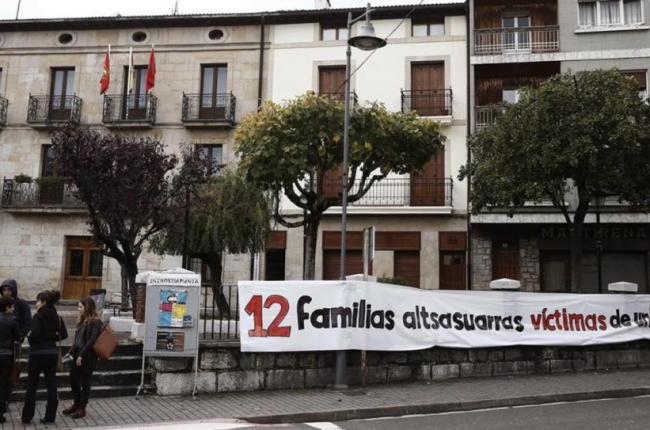 Pancarta colocada en el Ayuntamiento de Alsasua tras las detenciones por la agresión a dos guardias civiles.-EFE / JESÚS DIGES