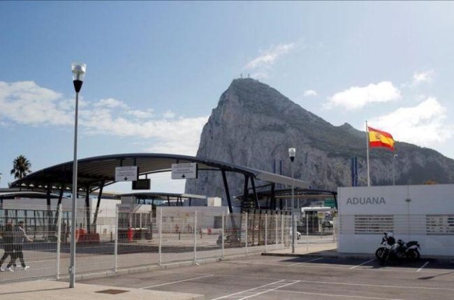El Peñón de Gibraltar, visto desde la frontera española, el pasado 15 de noviembre-JOAN NAZCA (REUTERS)