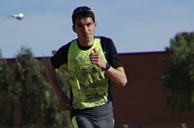 Daniel Mateo en un entrenamiento preparatorio de la maratón de Sevilla en la que se estrenará con Puma. HDS