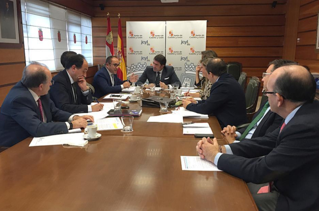 Reunión ayer en Valladolid entre responsables de la Consejería de Fomento y la Diputación Provincial.-Consejería de Fomento