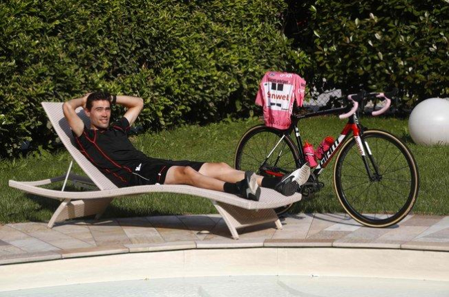 Tom Dumoulin posa durante un descanso en el Giro del 2017, que ganó.-AFP / LUK BENIES
