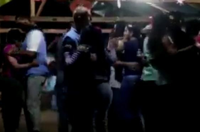 Observadores de la misión de la ONU en Colombia bailando con guerrileras de las FARC en la celebración del año nuevo, en el pueblo de Conejo (La Guajira). 31 de diciembre de 2016.-YOUTUBE