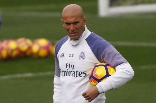 Zinedine Zidane, durante un entrenamiento del Madrid en Valdebebas.-AGUSTÍN CATALÁN