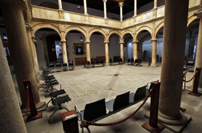 Patio del Palacio de Justicia habilitado como sala de espera. - Mario Tejedor