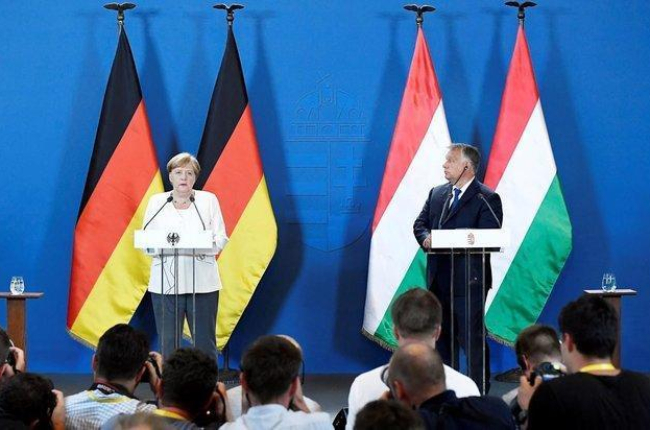 Merkel y Orbán, durante la rueda de prensa.-EFE EPA / SZILARD KOSZTICSAK
