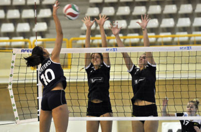 Las chicas del Caep Soria durante un partido celebrado en Los Pajaritos. / DIEGO MAYOR-