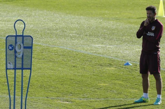 Simeone, pensativo, durante el entrenamiento del Atlético este viernes en Majadahonda.-EFE / JUAN CARLOS HIDALGO