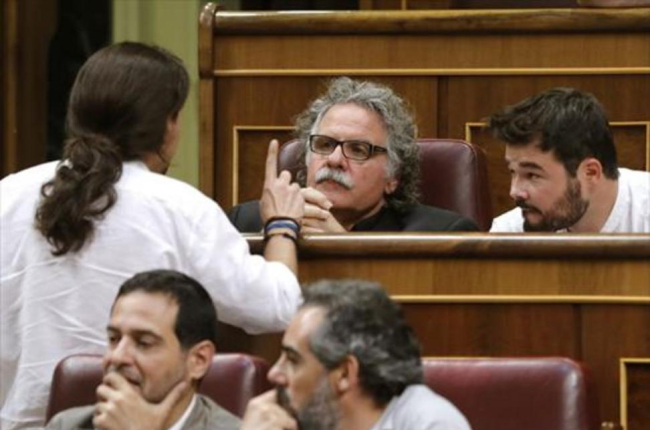 Joan Tardà escucha a Pablo Iglesias, el martes, en el Congreso.-EFE / BALLESTEROS