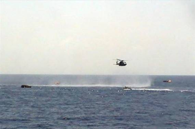 Un helicóptero rescata a los inmigrantes encontrados este jueves en el Canal de Sicilia.-Foto: EFE