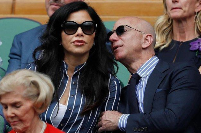 Jeff Bezos y Lauren Sánchez, en la final de Winbledon.-AFP / ADRIAN DENNIS