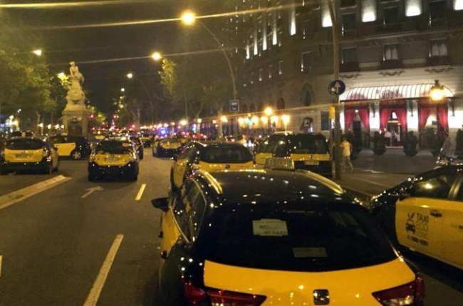 Los taxistas ocuparon la Gran Vía de Barcelona el pasado mes de julio.-SERGIO LAINZ