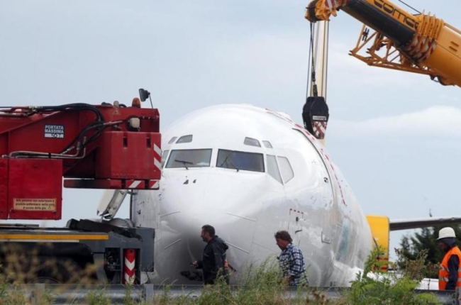El avión de la carga de la compañía DHL accidentado.-EFE / MATTEO BAZZI