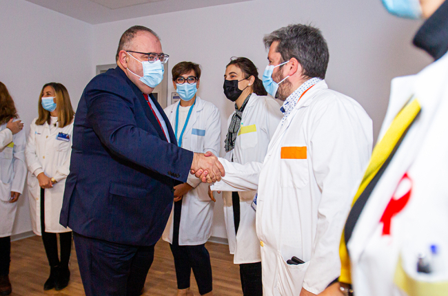 El consejero de Sanidad, Alejando Vázquez, a su llegada al hospital. MARIO TEJEDOR