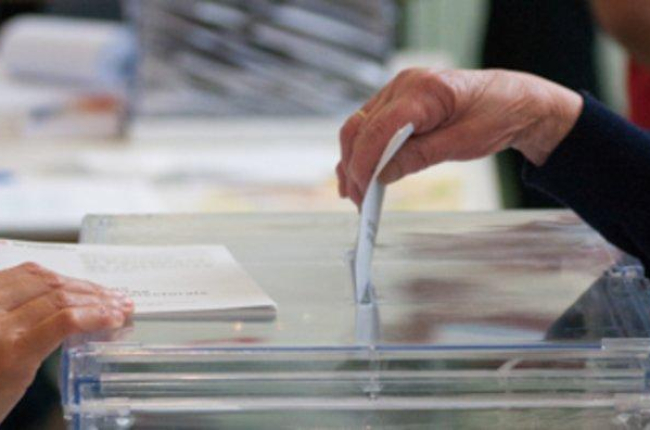 Una ciudadana introduciendo su voto en la urna. HDS