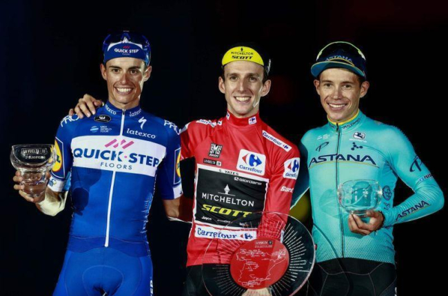 Simon Yates (en el centro), con Enric Mas (izquierda) y Miguel Ángel López, el podio de la Vuelta 2018.-AFP