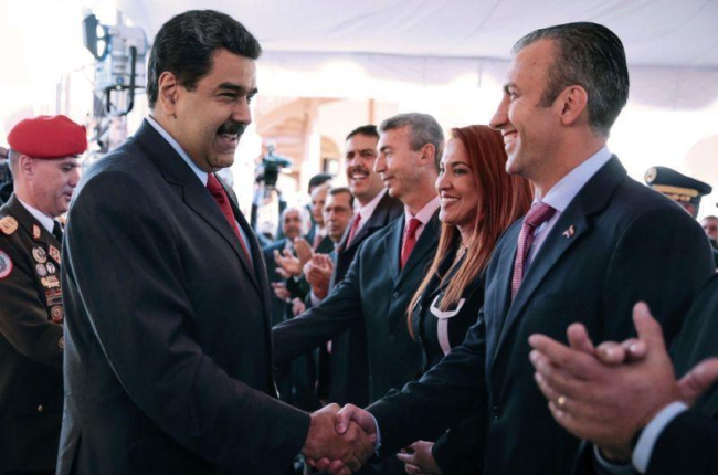 El presidente venezolado, Nicolás Maduro, saluda a su nuevo vicepresidente, Tareck El Aissami.-AFP / HO