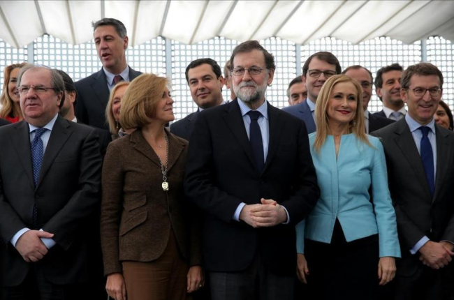 El presidente del Gobierno y del PP, Mariano Rajoy, con sus barones autonómicos y cargos de gobierno y partido antes de almorzar en la sede central de los populares-/ JOSÉ LUIS ROCA