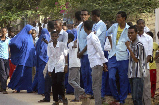 Estudiantes de la Universidad de Garissa, en Kenia, evacuados después del ataque yihadista.-Foto: AP
