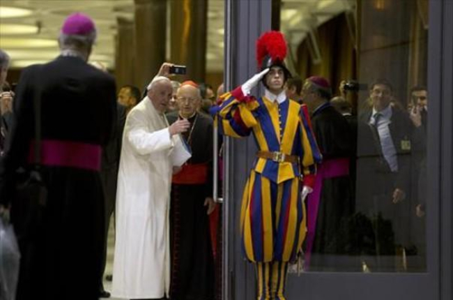 El Papa llega, ayer, a la sesión de clausura del sínodo sobre la familia, en el Vaticano.-EFE / EPA / ANGELO CARCONI