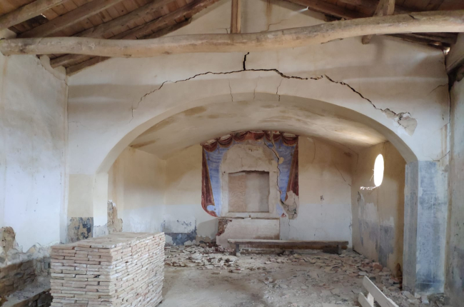 Interior de la ermita que pretende rehabilitar Valdelagua. HDS