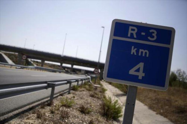 Letrero de la R-3, una de las autopistas rescatadas.-REUTERS / ANDREA COMAS