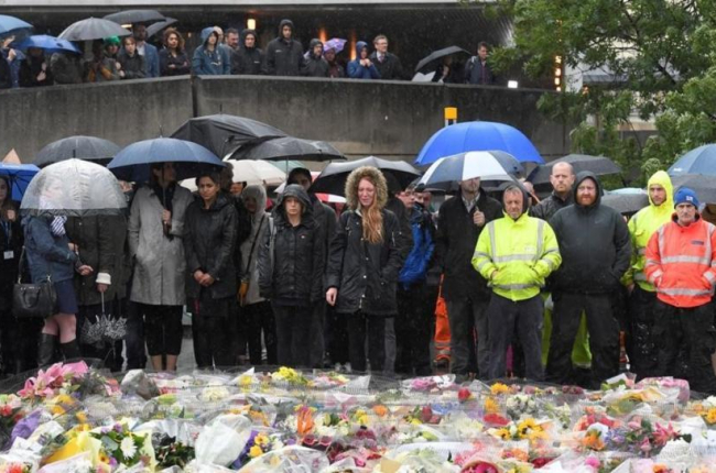 Grupos de ciudadanos siguen un minuto de silencio por las víctimas de los ataques, cerca del puente de Londres y del mercado de Borough, el 6 de junio.-REUTERS