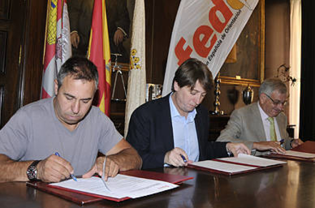 Munera, Martínez y García en la firma del nuevo convenio. / Valentín Guisande-
