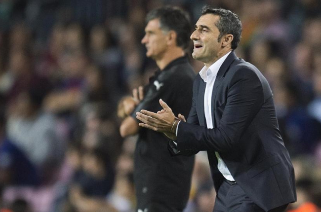 Valverde da instrucciones a sus jugadores en el Barça-Eibar.-JORDI COTRINA