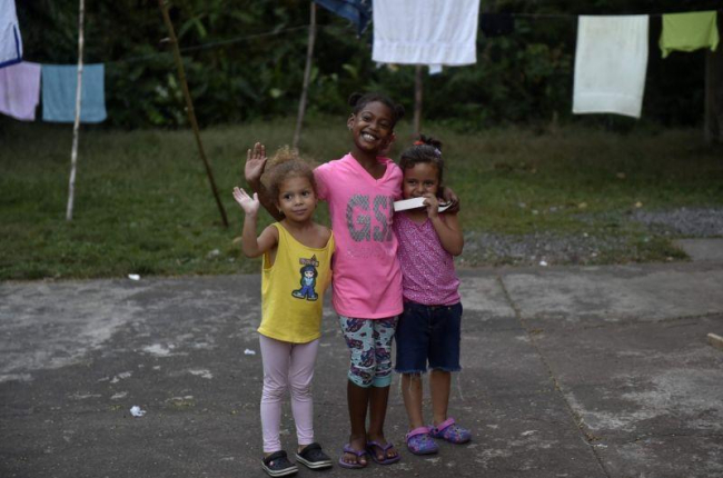 Tres niños cubanos esperan en un refugio de Panamá antes de intentar entrar en EEUU.-AFP / RODRIGO ARANGUA