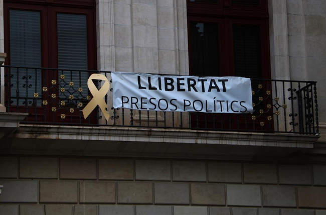 Pancarta en la fachada del Ayuntamiento de Reus repuesta después de que militantes de Ciudadanos la arrancaran. /-MAR ROVIRA (ACN)