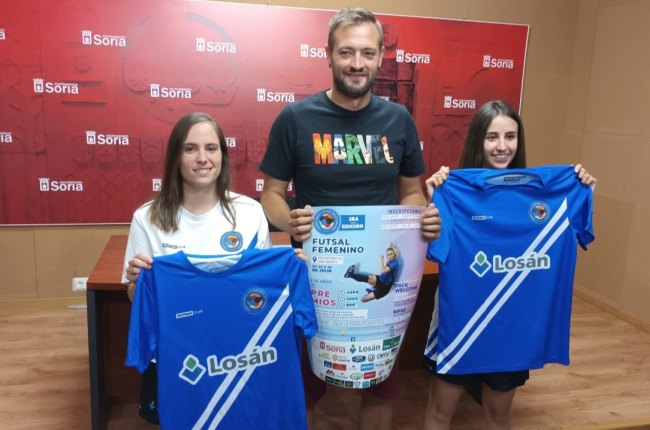 María Uriel, Manuel Salvador y Raquel Rioja en la presentación el III Torneo de Fútbol Sala Femenino. T.R.