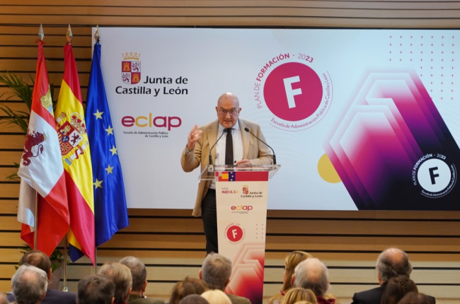 Jesús Julio Carnero, en la apertura de la ECLAP 2023 en la que anunció la aplicación de la jornada de 35 horas. MÍRIAM CHACÓN - ICAL