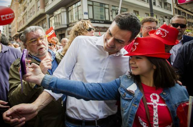 Pedro Sánchez se fotografía con una simpatizante en la manifestación del 1 de Mayo en Valencia.-MIGUEL LORENZO
