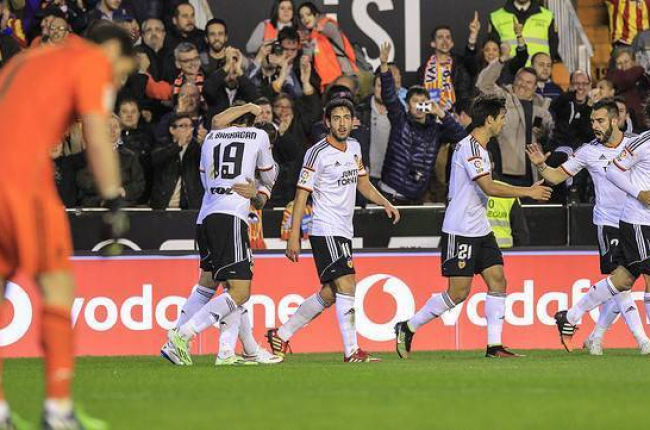 Los jugadores de Valencia felicitan a Barragán tras el gol del empate, ante un desolado Casillas.-Foto: MIGUEL LORENZO