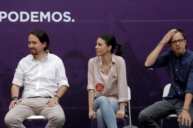 Pablo Iglesias, Irene Montero e Íñigo Errejón en el mítin "Madrid se levante", en la plaza del Museo Reina Sofía.-JOSE LUIS ROCA