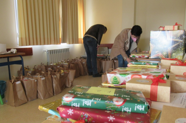 Voluntarios ultimando los lotes de Navidad para la iniciativa de Escolapios 'Esta Navidad... ¡Cenamos todos!'. HDS