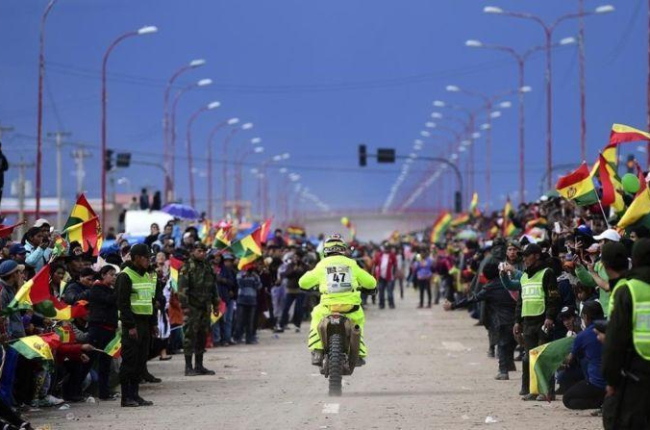 El piloto argentino José Julián Kozac llega a la meta de la quinta etapa, en Oruro.-AFP / FRANCK FIFE