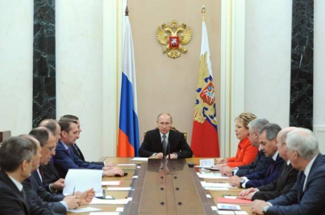 Putin durante un encuentro con sus ministros en el Kremlin.-Foto: AFP / MIKHAIL KLIMENTYEV
