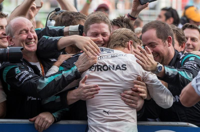 Rosberg recibe la felicitación de su equipo.-EFE