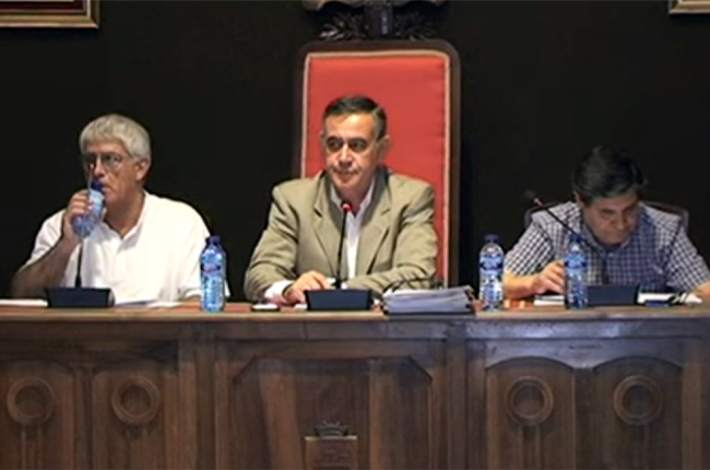 Luis Cuesta, Antonio Pardo y Elías Alonso, en el pleno de El Burgo de Osma.-HDS