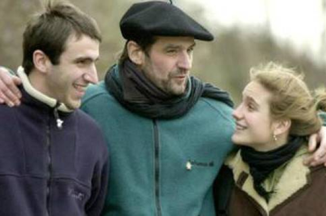 Josu Ternera, con sus hijos Egoitz e Irati.-EFE