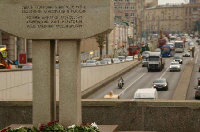 Monumento en Moscú en recuerdo de las tres personas muertas durante la intentona golpista contra Gorvachov.-ADRIÀ ROCHA
