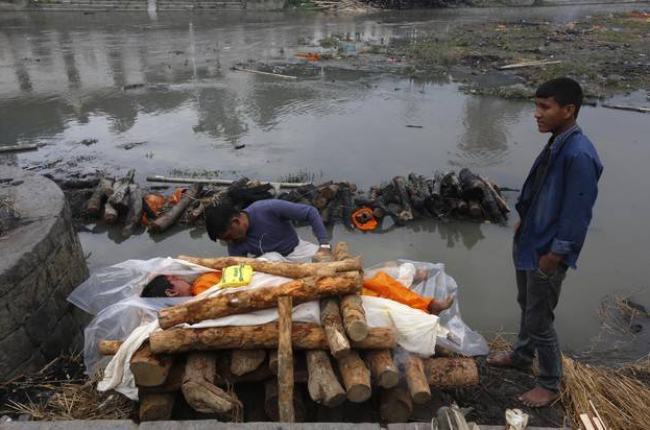 Cremación de cadáveres en Katmandú.-Foto: AP / MANISH SWARUP