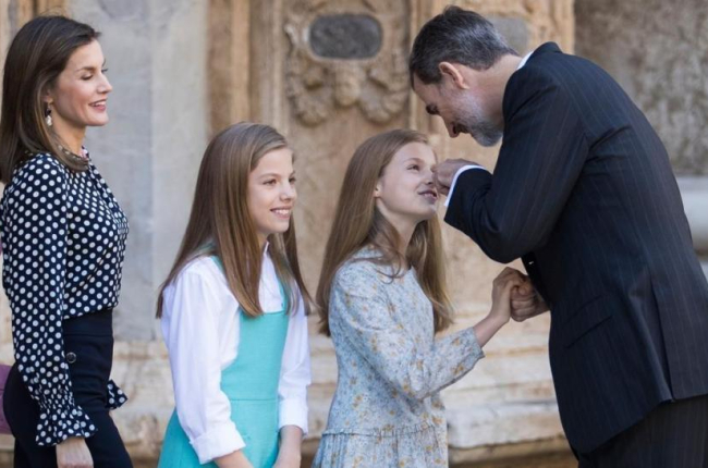 Los Reyes y sus hijas en Palma.-AFP