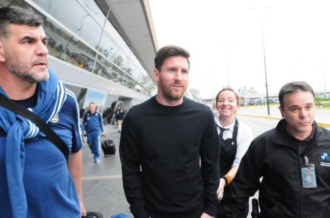 Messi llega a Rosario, su ciudad natal, tras la lesión que padeció ante Honduras.-EFE / JOSE GRANATA