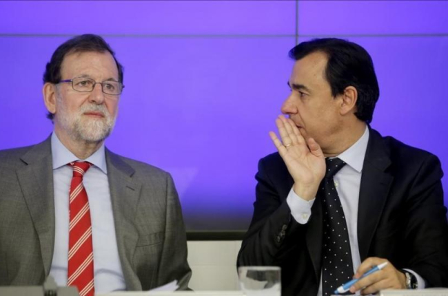 Mariano Rajoy y el coordinador del PP, Fernando Martínez-Maillo, en un comité ejecutivo del PP.-JOSÉ LUIS ROCA