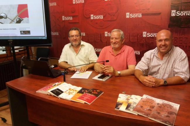 Ángel Almazán, Jesús Bárez y José Manuel Aceña junto a una pantalla con el blog y programas antiguos.-TOÑO CARRILLO