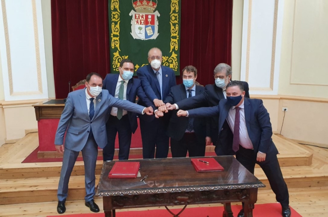 Firmantes del acuerdo, esta mañana en la Diputación de Cuenca.-HDS